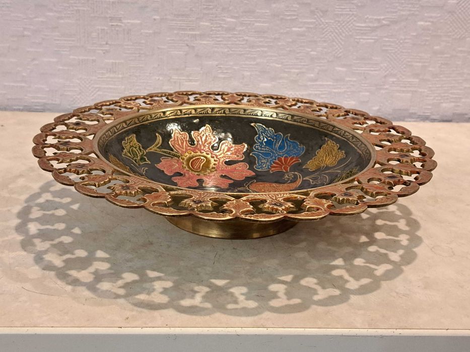 Бронзовая красивая ваза, для украшений - латунь, эмаль.