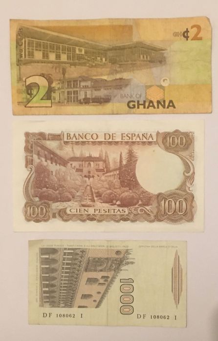 Várias notas estrangeiras antigas