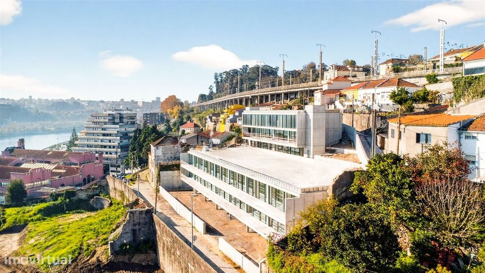 Apartamento T2 com Varanda e Garagem no Douro 39