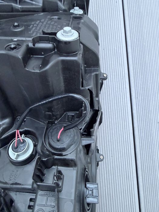 Reflektor lampa prawa przednia Toyota Camry XV70 uszkodzona obudowa