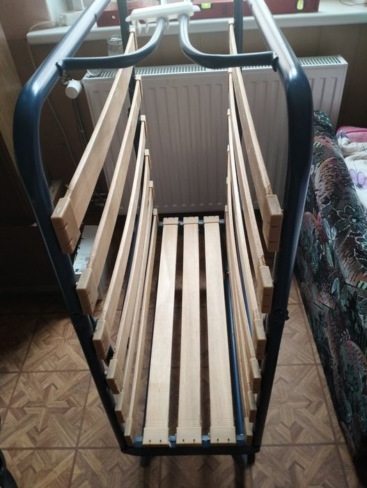 Łóżko polowe z materacem.