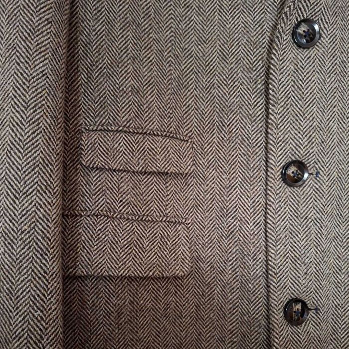 Casaco masculino espinhado, feito de lã com acabamento impermeável.