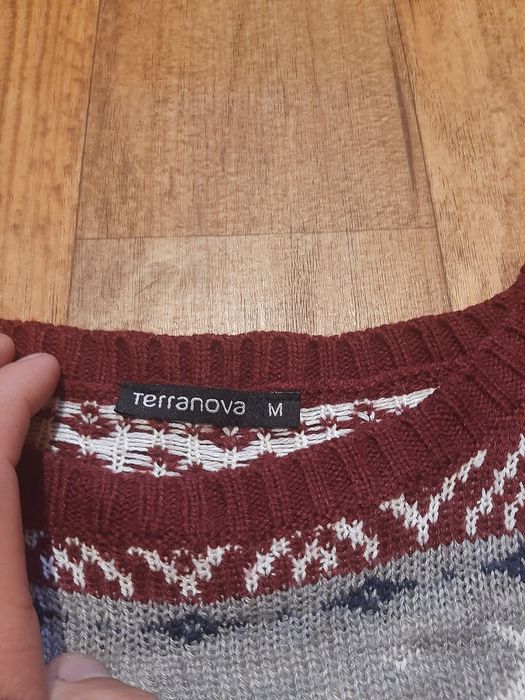 Świateczny sweter z motywem skandynawskim