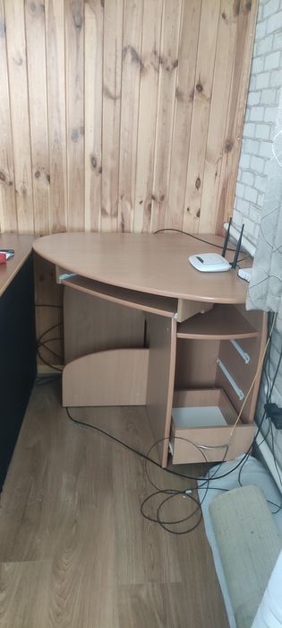 Кутовий комп'ютерний стіл