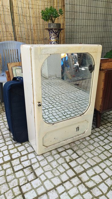 Móvel de casa de banho antigo para restauro