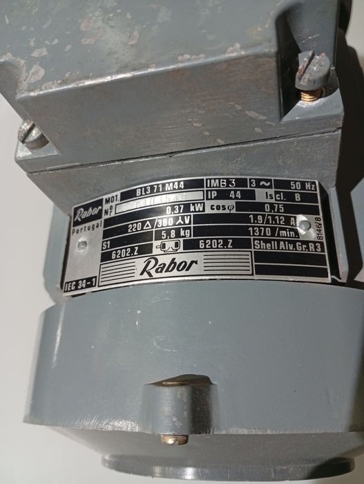 Motor trifásico com polia e base com esticador