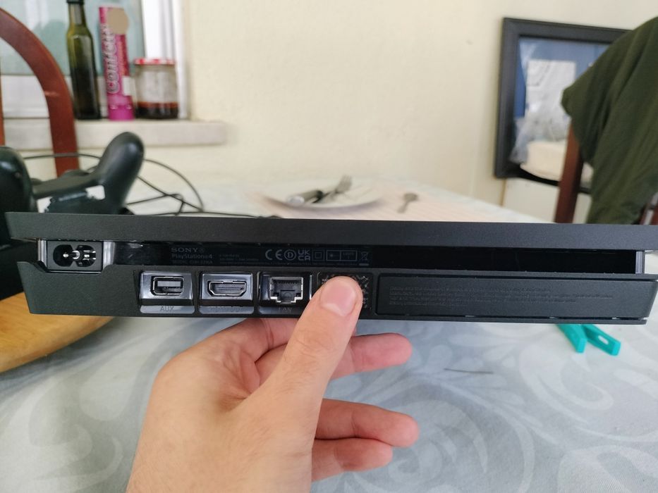 PS4 Slim 500GB + 2 Comandos Originais + Base