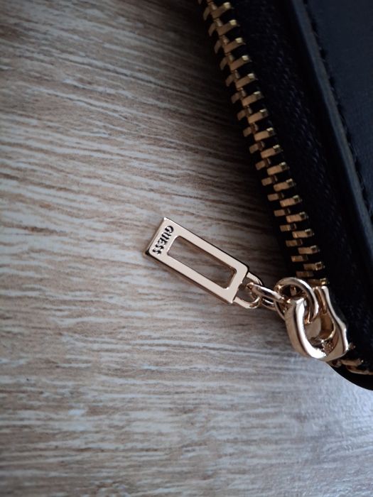 Torebka listonoszka Guess Caracara