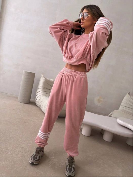 Велюровий костюм з лампасами