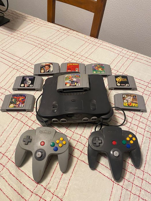 Nintendo 64 com 2 comandos e 8 jogos