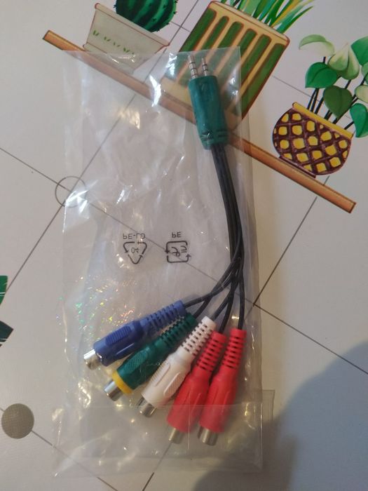 adaptera sygnału audio-wideo (AV) komponent typu CBF, często używany z telewizorami marki Samsung.