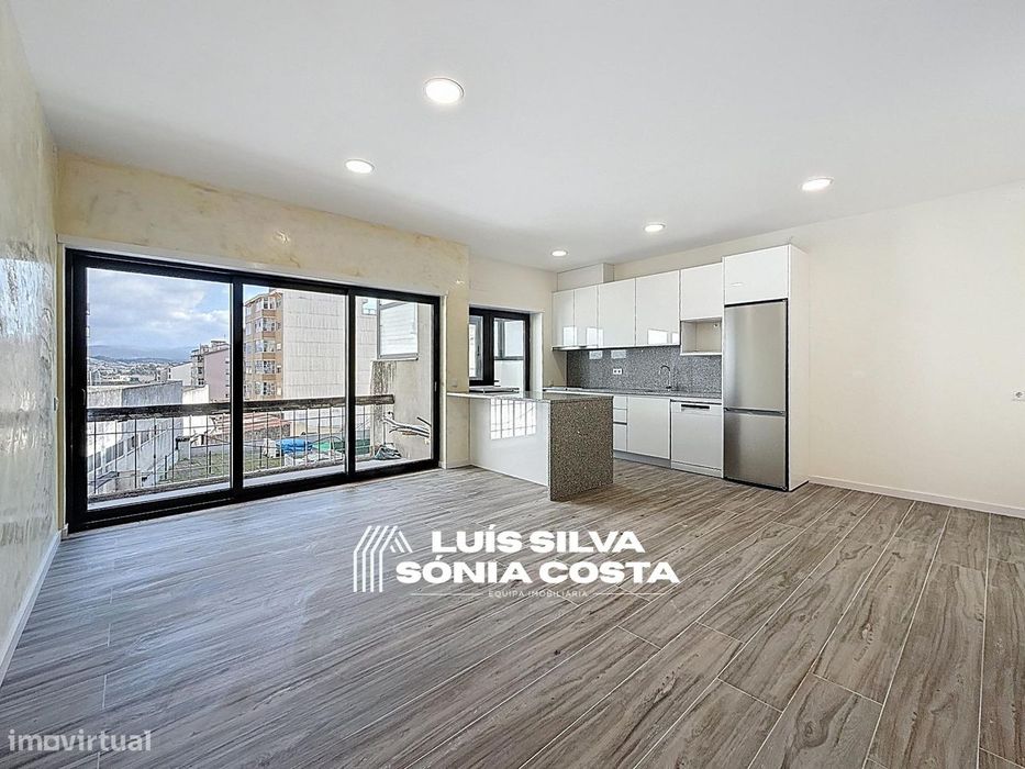 Apartamento T4 Totalmente Remodelado com 2 Varandas e Elevador –...