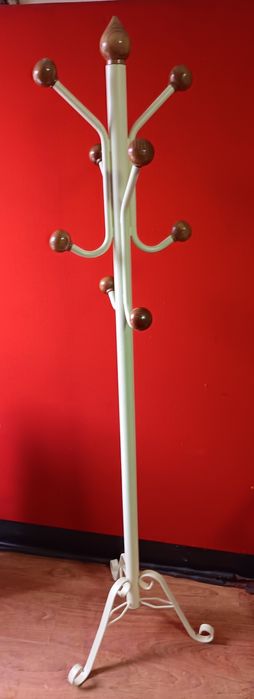 Cabide metálico com bolas madeira