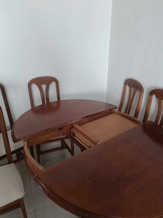 Mesa e 6 cadeiras com estofos recondicionados recentemente