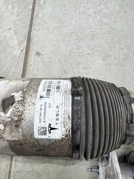 Пневмобалони Tesla Model X. Пневмостойки Tesla Model X. Під відновленя