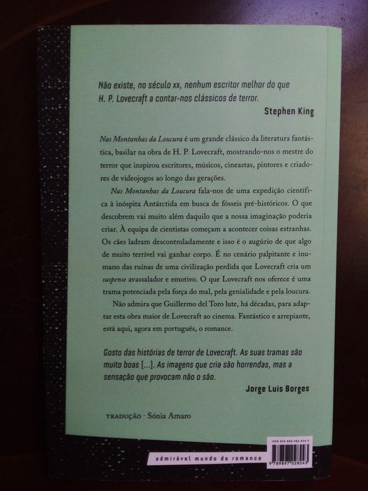 Livro com o titulo "Nas Montanhas da Loucura" de  H.P. Lovecraft.
