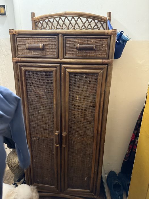 Komoda Ratan wysoka z polkami