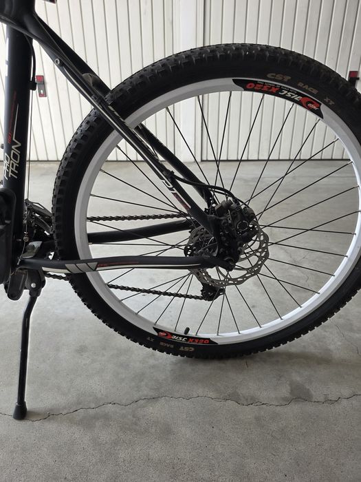 Bicicleta com travões de disco e a óleo