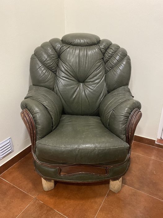 Cadeirão grande antigo em pele verde