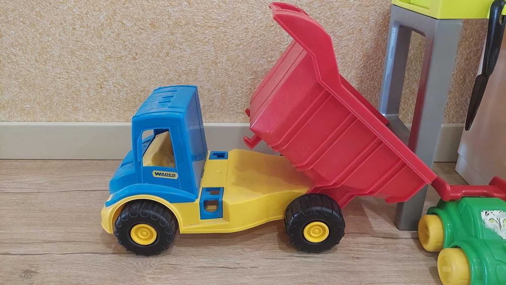 Дитячі іграшки (кухня, машинки та інше)