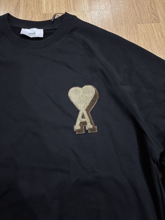 Sweter Ami Paris z beżowym sercem