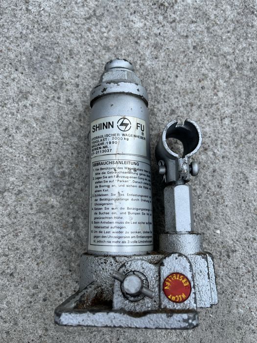 Hydrauliczny podnośnik samochodowy