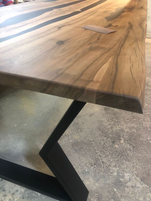 Стіл з епоксидної смоли. Меблі під замовлення.