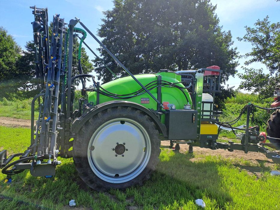 Opryskiwacz ciągany hydrauliczny belka X przyczepiany Tolmet Bruno