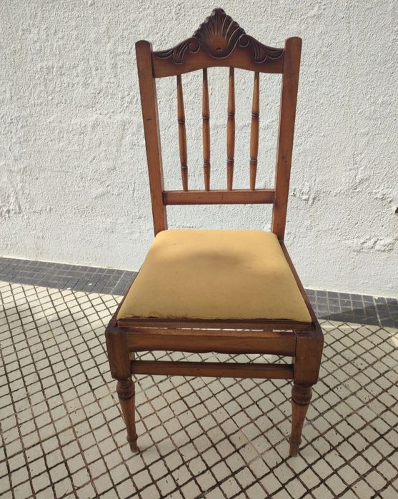 Cadeira de madeira para restauro
