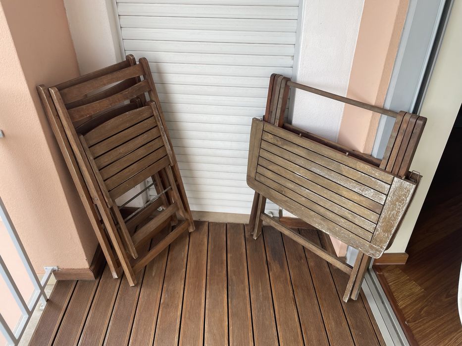 Mesa e duas cadeiras de madeira