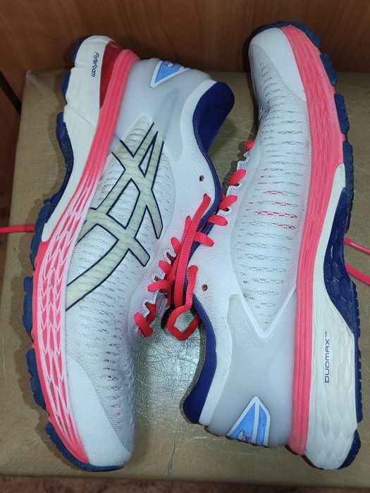 Кросівки ASICS,в чудовому стані