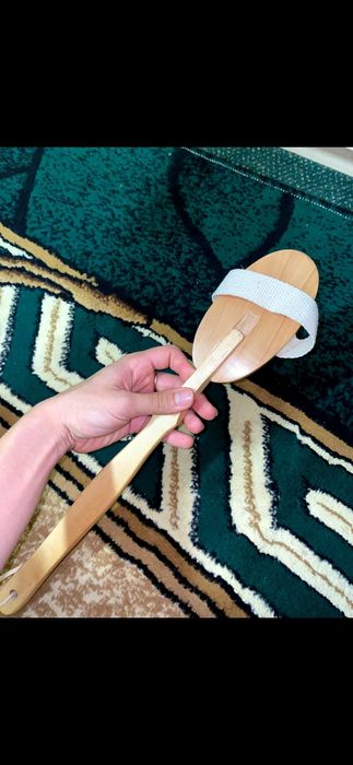 Щітка для масажу з дерев'яною ручкою із якісного матеріалу;ціна 195грн