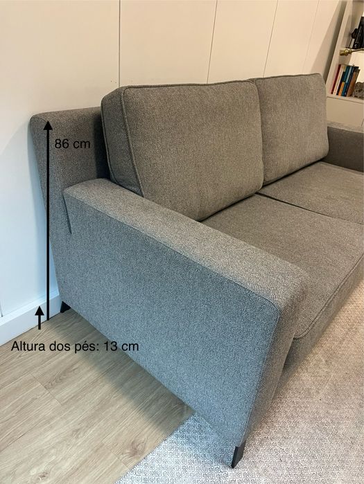 Sofá cinza-claro 4 lugares