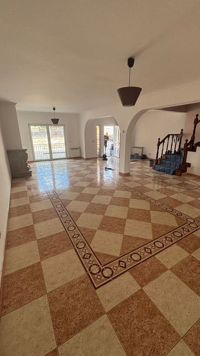 Vende-se  MORADIA  em  BANDA
