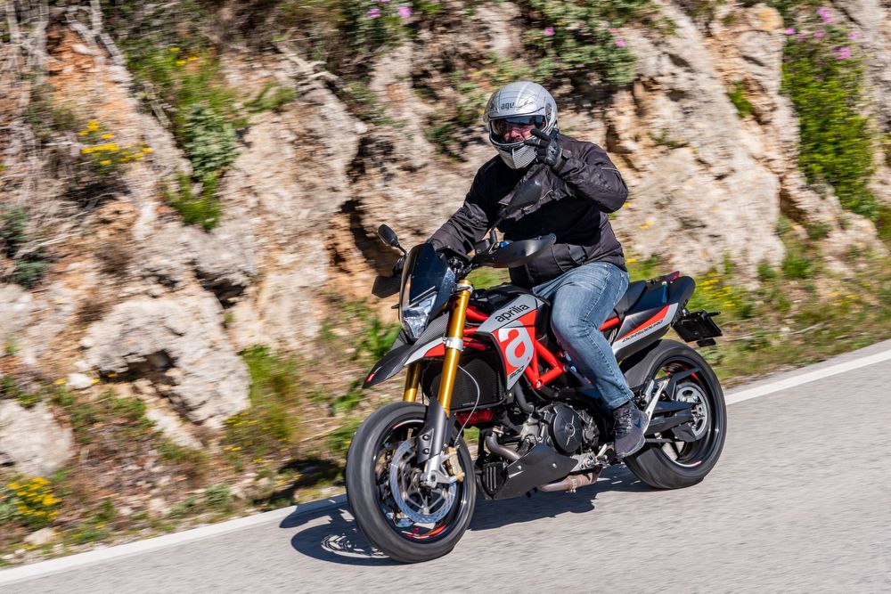 Aprilia Dorsoduro 900cc. (Carta A2)