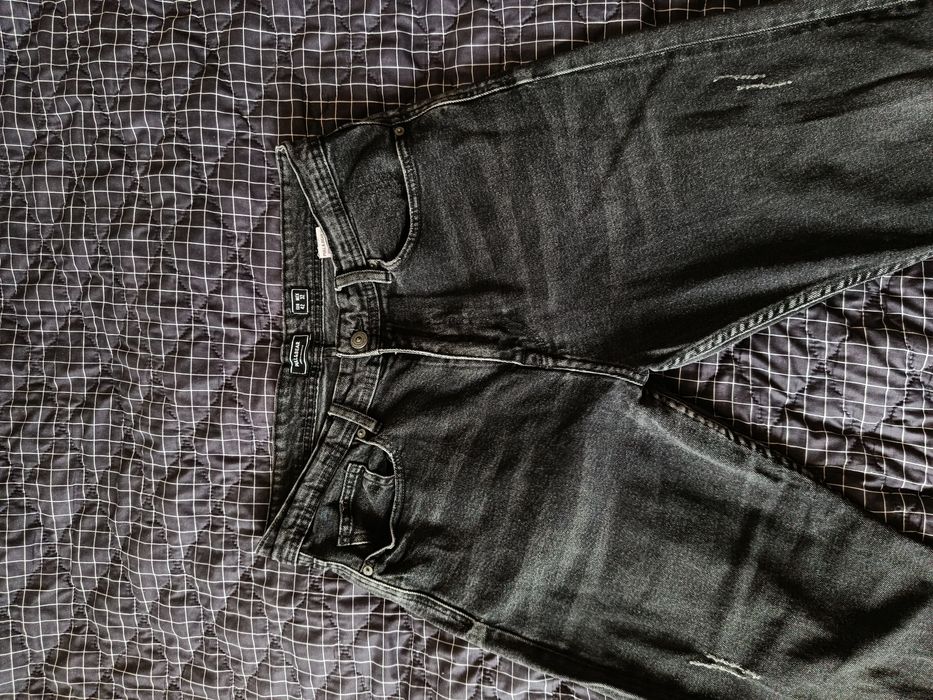 czarne spodnie jeansy dżinsy