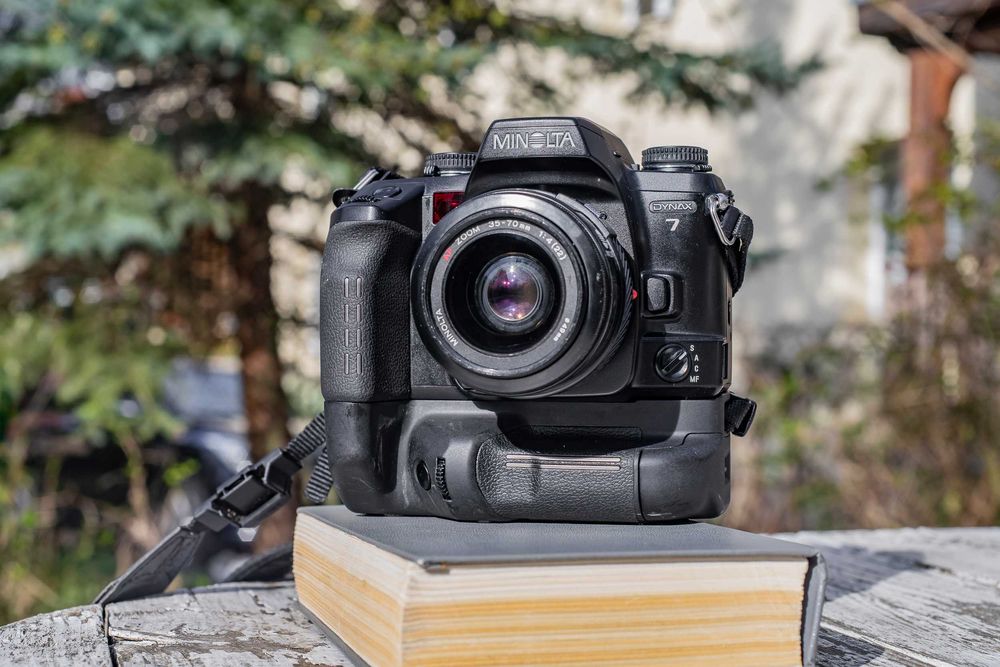 Minolta Dynax 7 Alpha A7 + 35-70 f4 + grip aparat analogowy lustrzanka