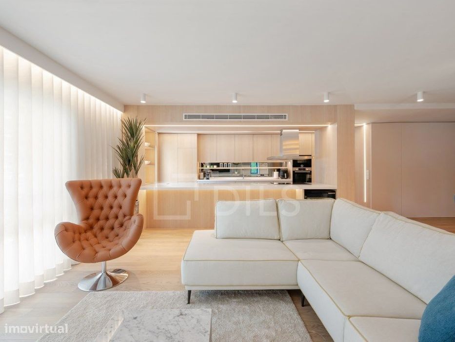 Apartamento T3, com área 150 m2,com 2 boxes, no Monte Estoril