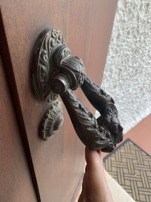 Porta da rua de madeira maciça e batente