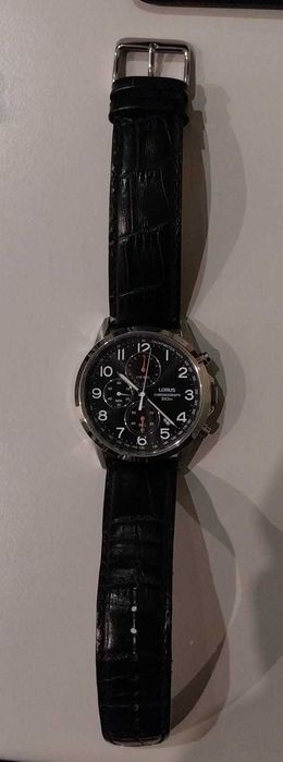 Relógio Lorus Taquímetro e Cronógrafo, em Aço, bracelete em couro.