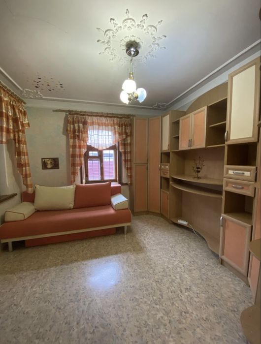 Продаю  4к будинок в Центрі