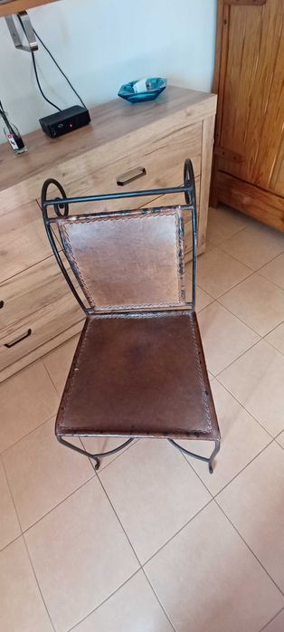 Peça Única! Cadeira em ferro forjado e pele