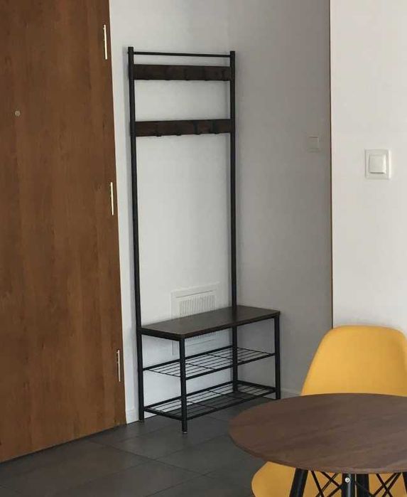 Czarny drewniany stojący wieszak na ubrania odzież z półką siedziskiem