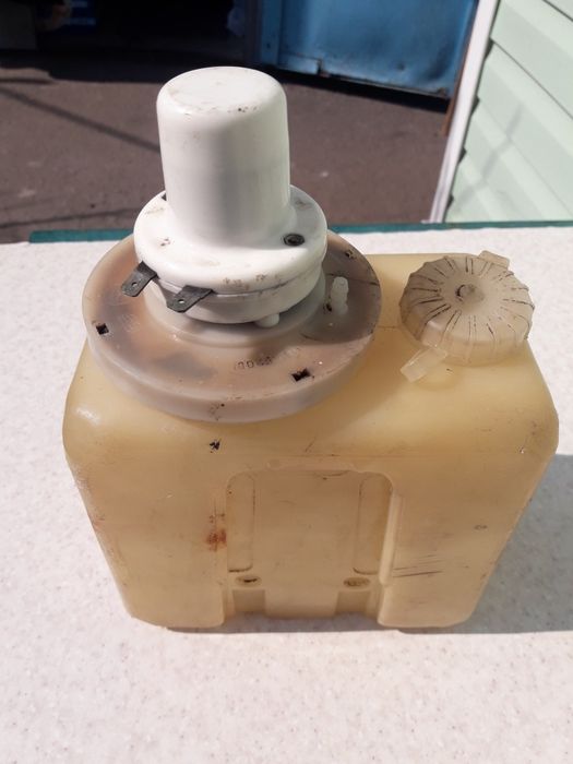 Бачок омивача з електродвигуном