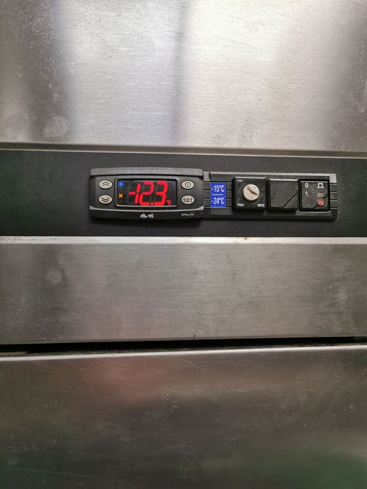 Холодильна та морозильна камери zanussi.