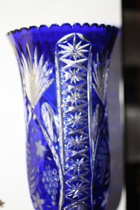 Jarrão de cristal em tons de azul e branco com uma lapidação explend