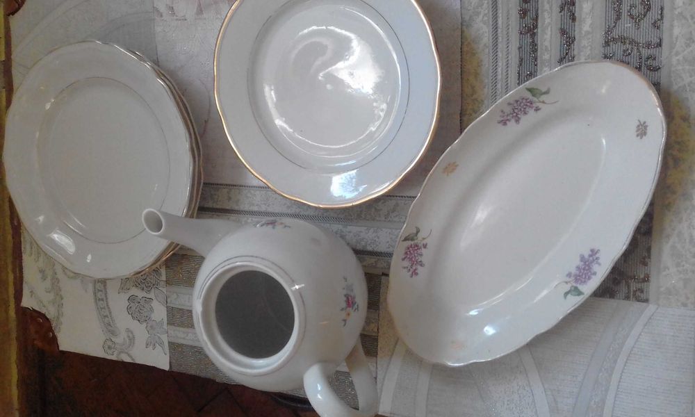 Посуд: розетки,тарілка для риби, тарілки, заварний чайник