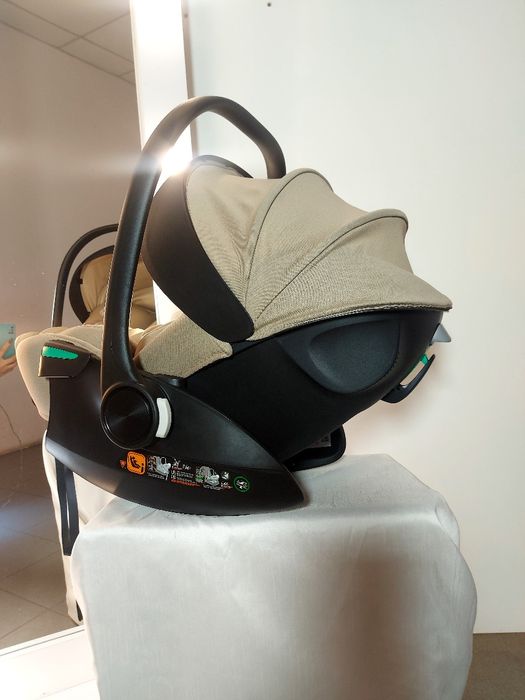 Автокрісло-автолюлька розкладається для сну тепер навіть в автомобілі