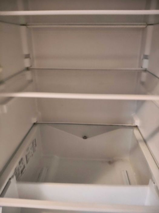 Prateleiras gavetas do Indesit combinado