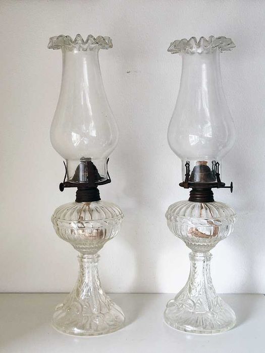 Candeeiro a petróleo com chaminé de vidro soprado